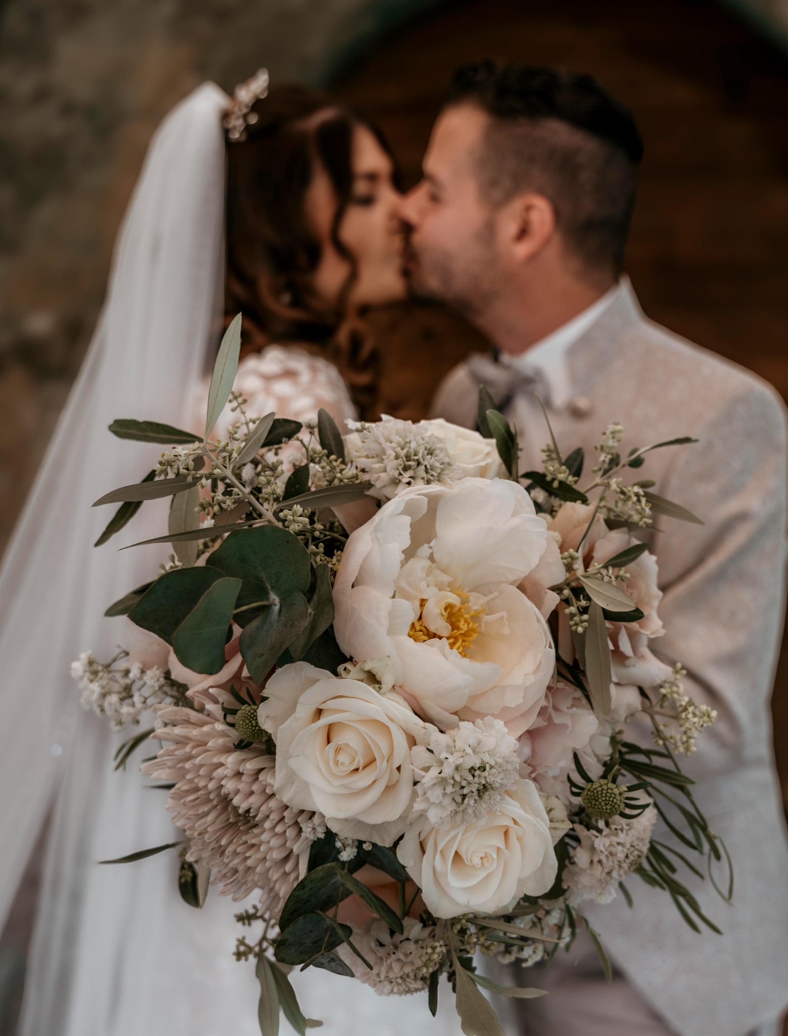 Un bacio tra Daniela e Ralph con il bouquet