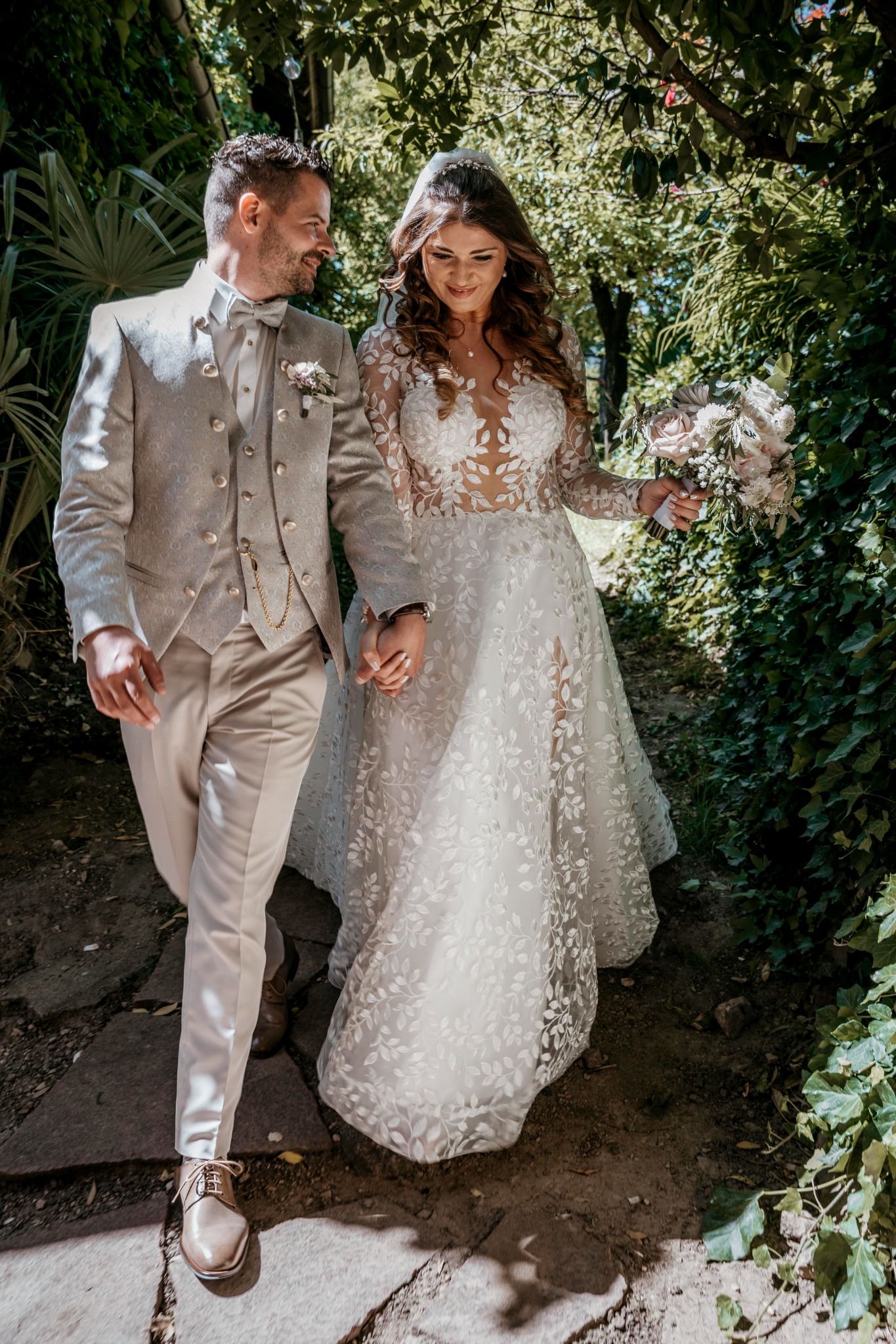 Daniela e Ralph passeggiano nel giardino