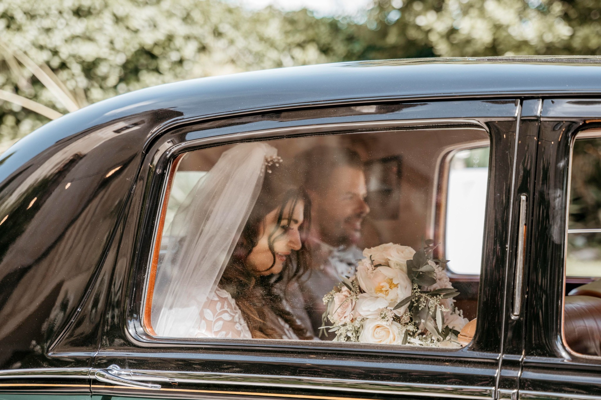 Daniela e Ralph nell’auto d’epoca