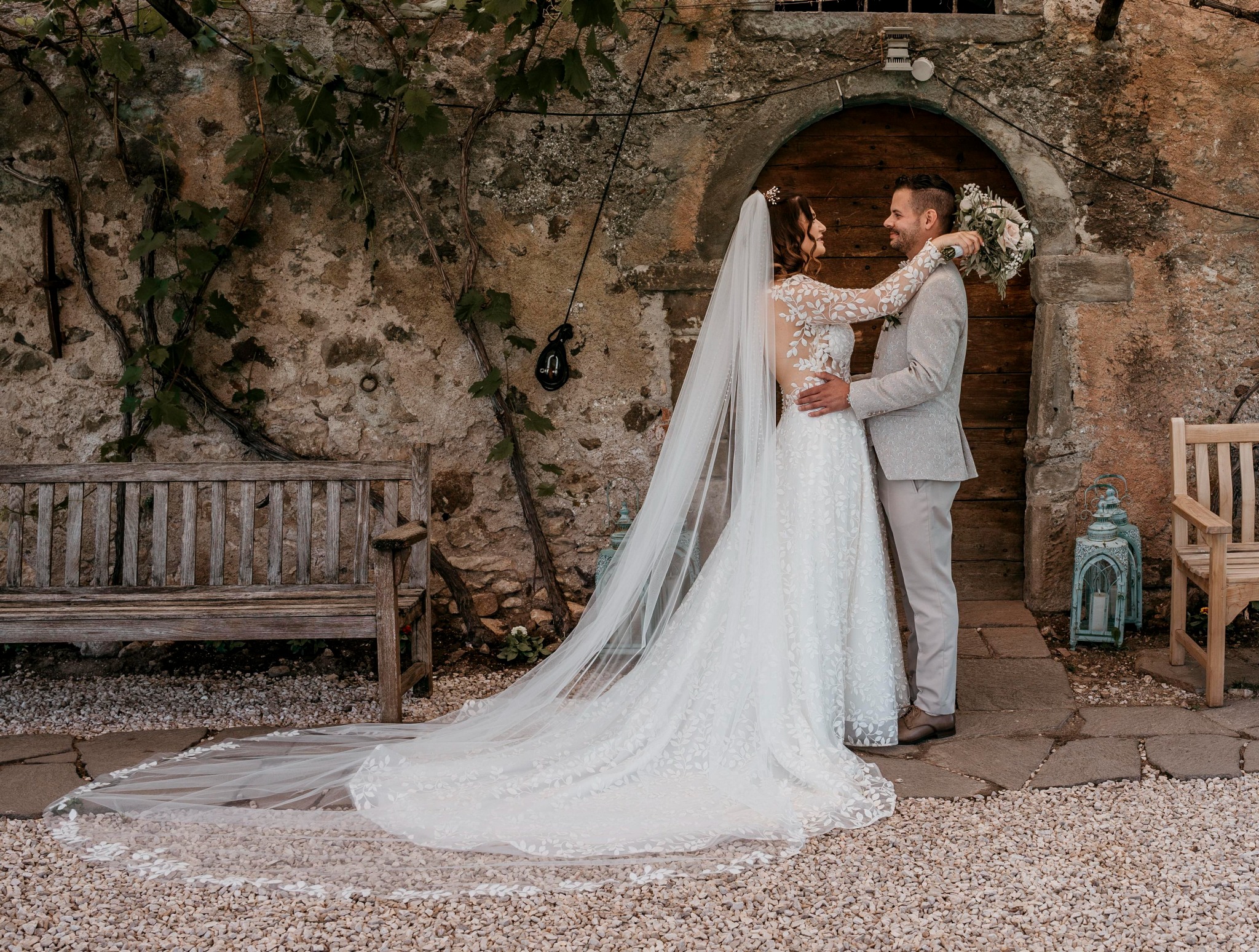 Daniela e Ralph sotto l’arco di pietra di Ansitz Zinnenberg