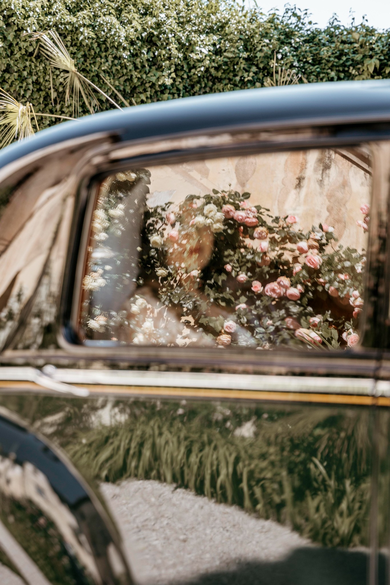 Il riflesso dei fiori nell’auto d’epoca