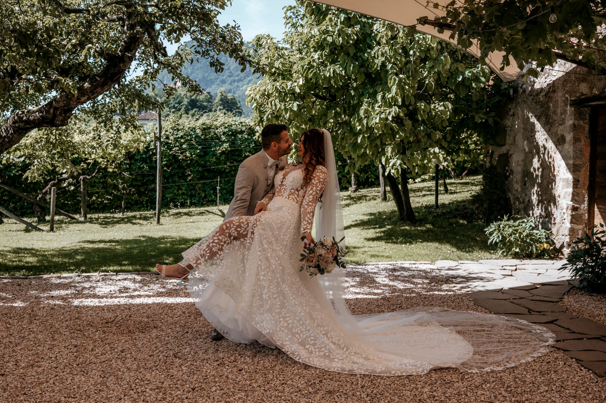 Daniela e Ralph seduti insieme nel cortile