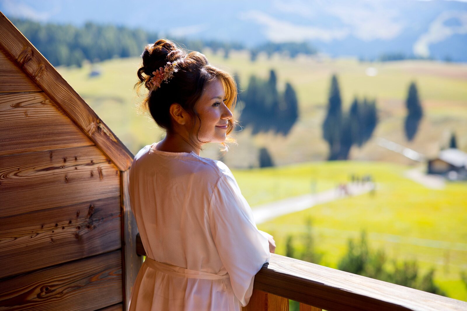 Viviana guarda il paesaggio dell’Alpe di Siusi