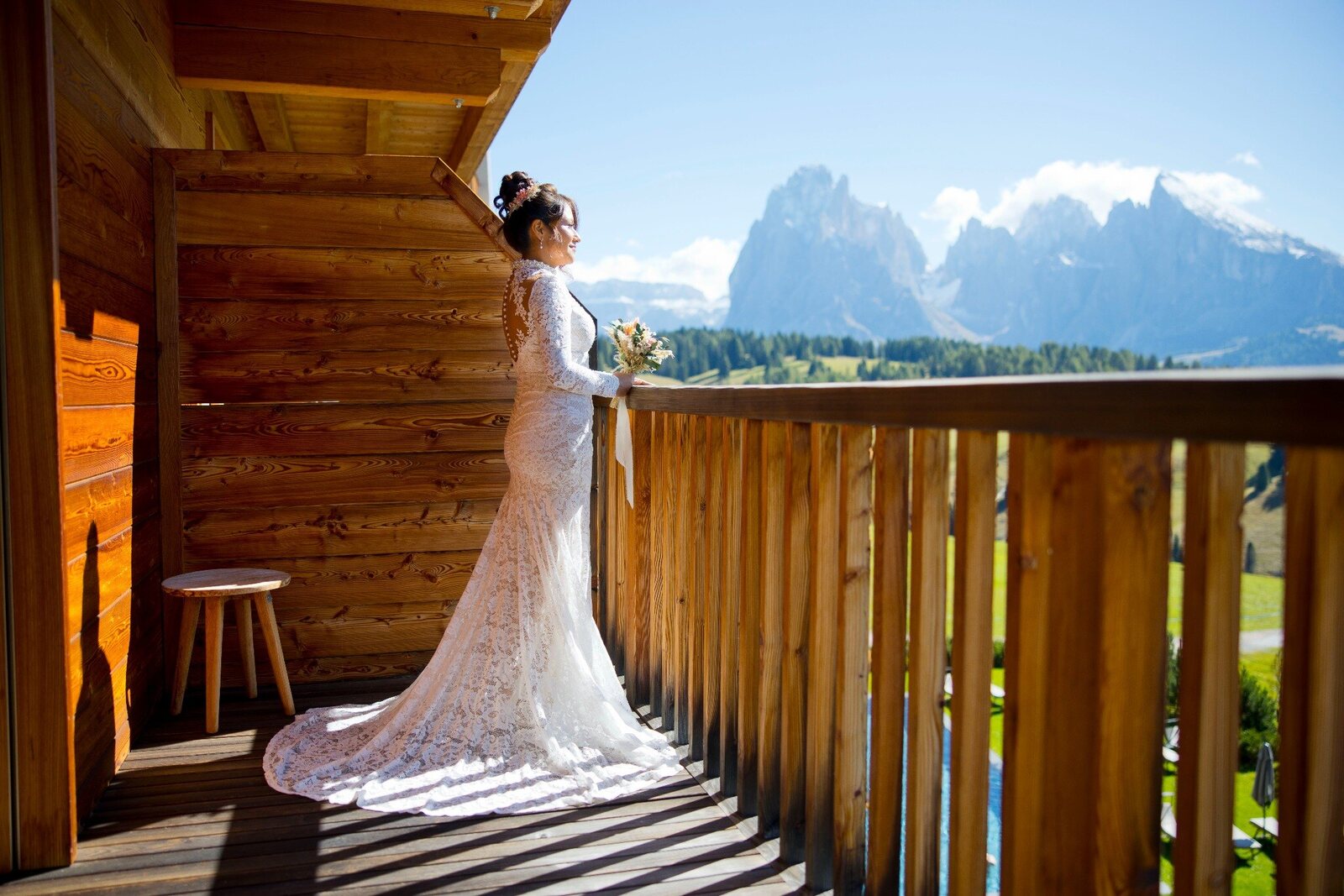 Viviana in abito da sposa davanti alle Dolomiti