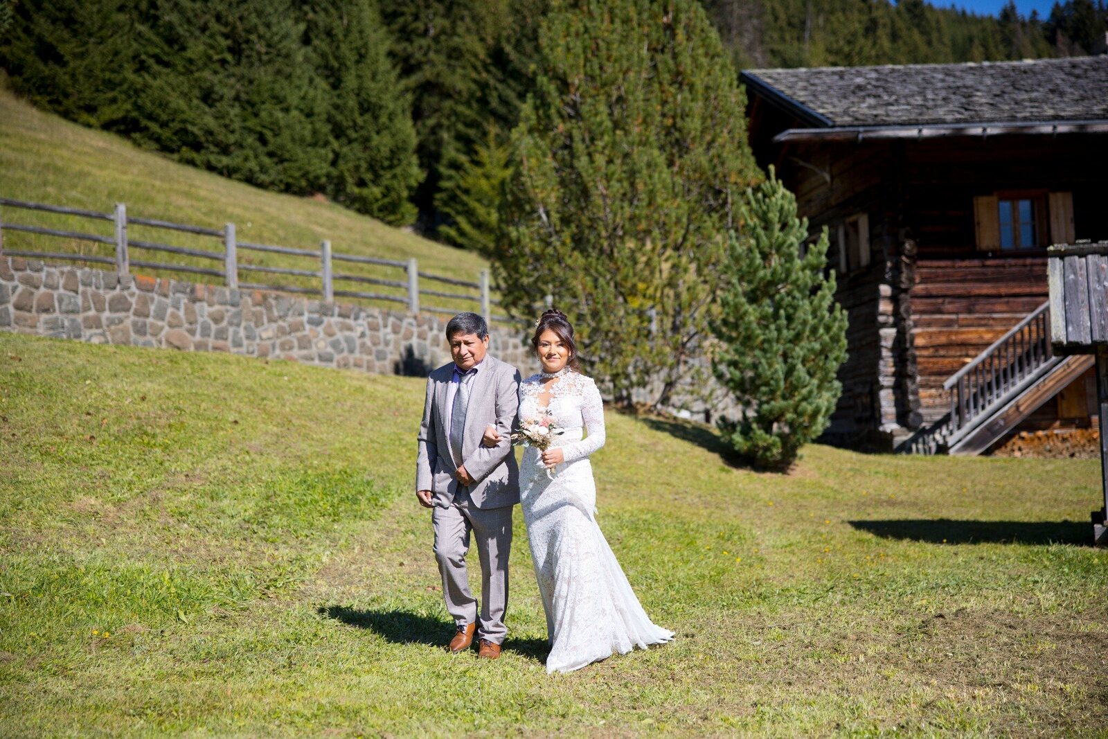 Viviana e Davide raggiungono insieme la cerimonia