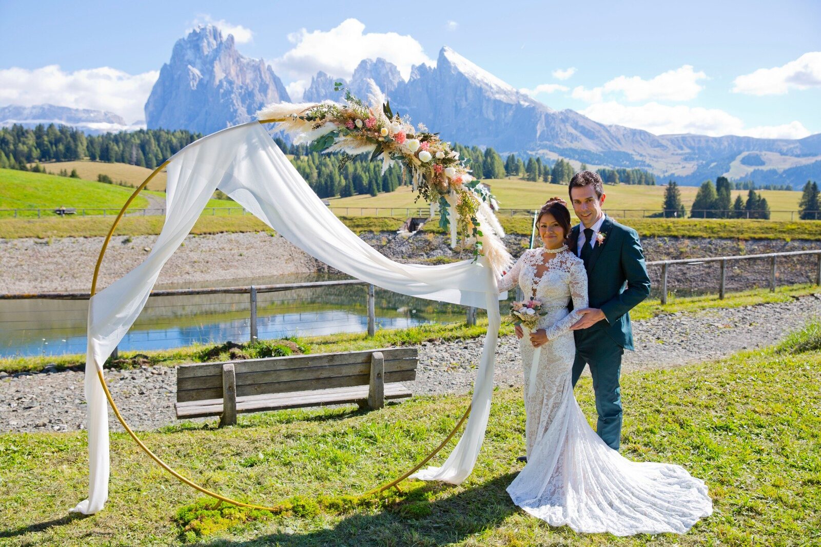 Viviana e Davide davanti all’arco floreale