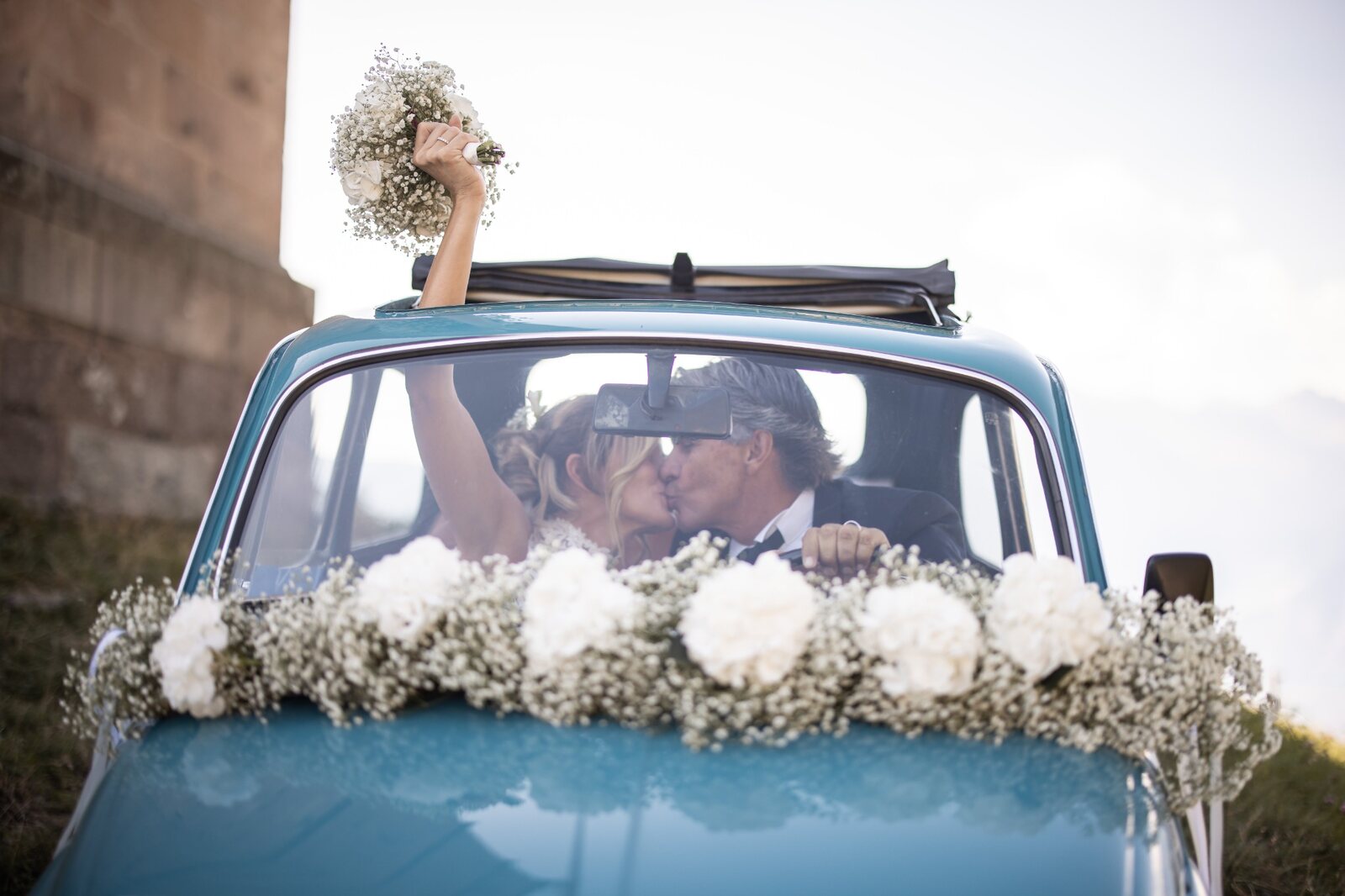 Elisabetta ed Enrico sulla loro auto d’epoca