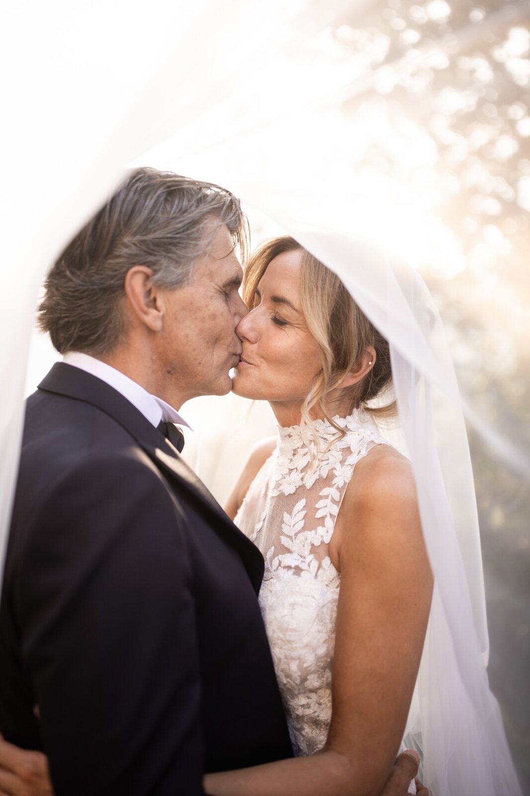 Un bacio tra Elisabetta ed Enrico