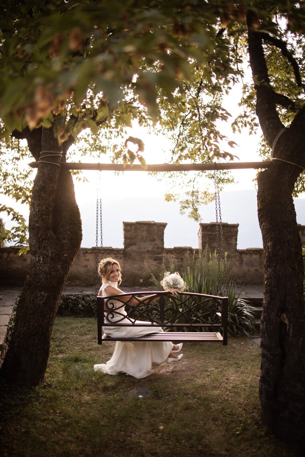 Elisabetta ed Enrico nel giardino al tramonto