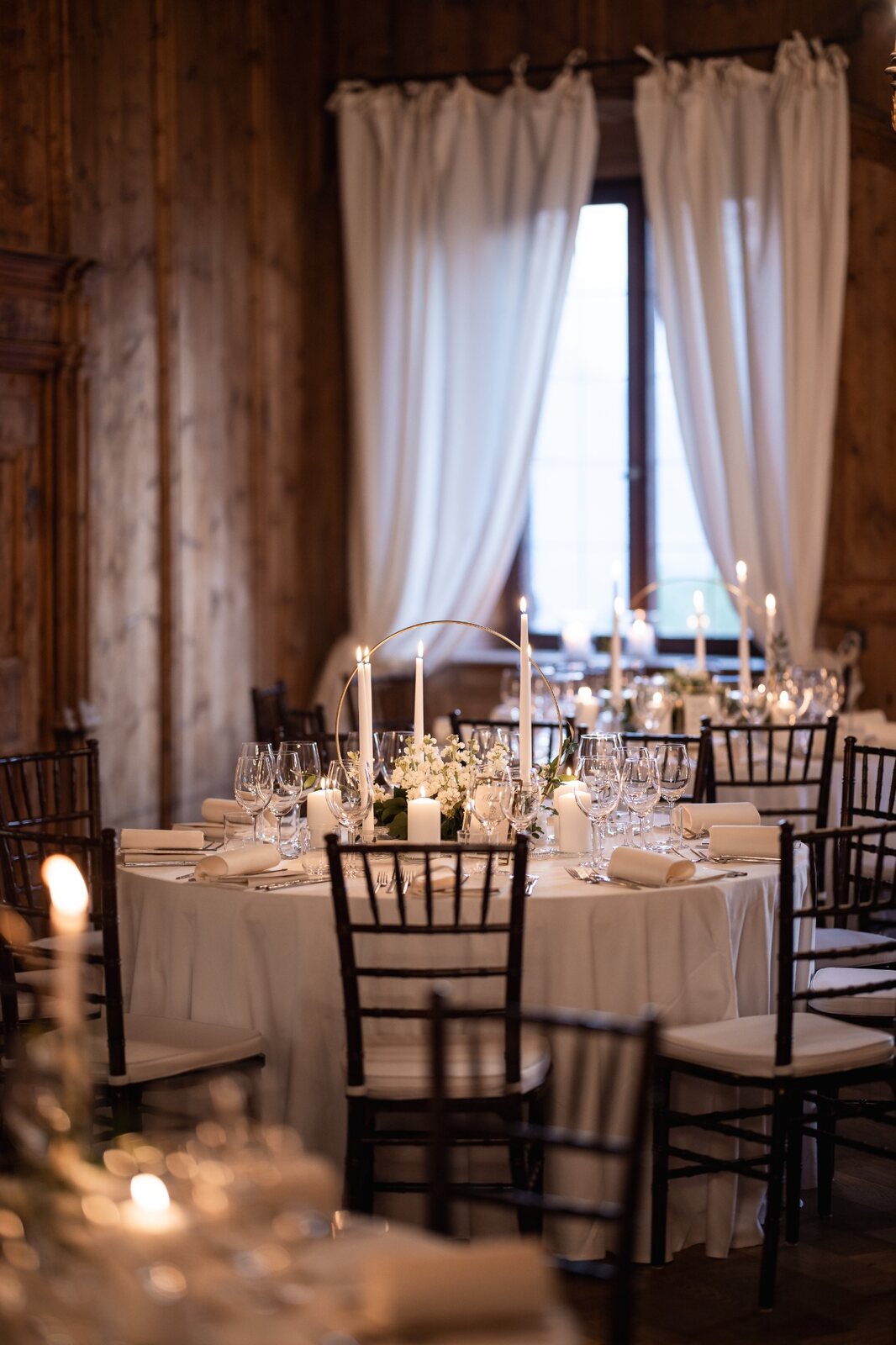 La sala della cena nei toni del bianco