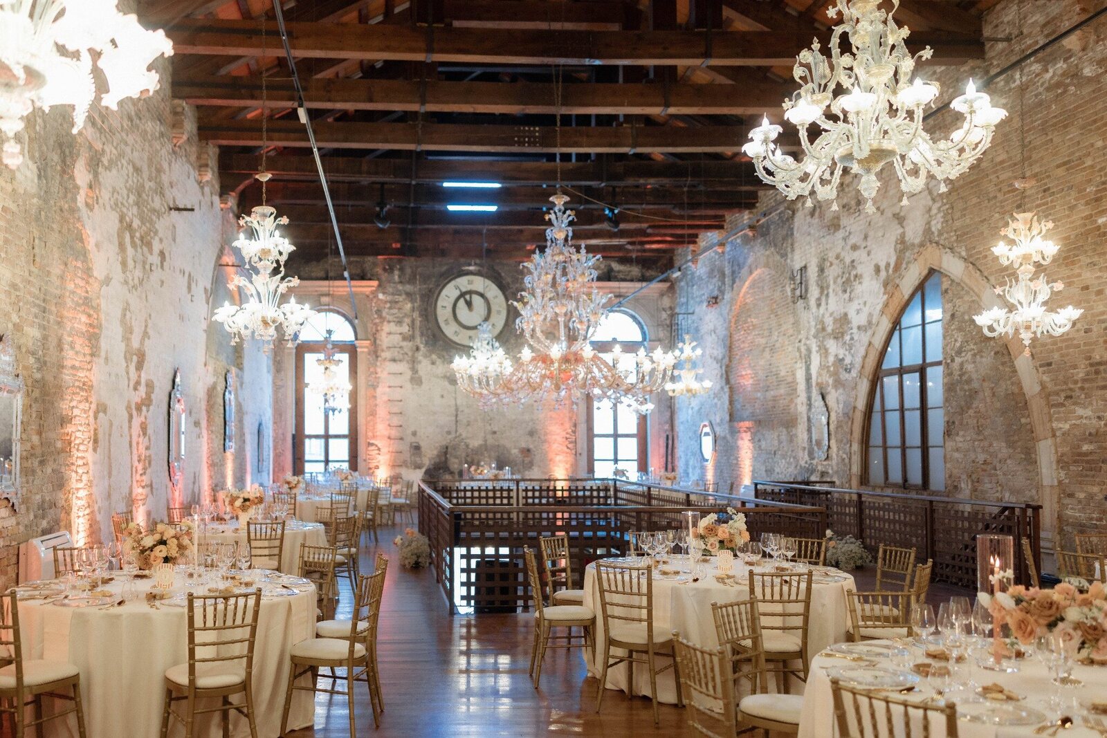 La sala della Glass Cathedral preparata per il matrimonio