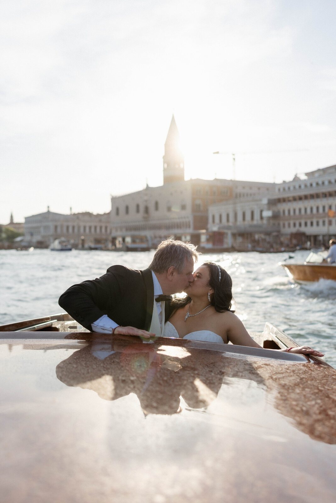 Alicia e Marco si baciano durante il viaggio in barca