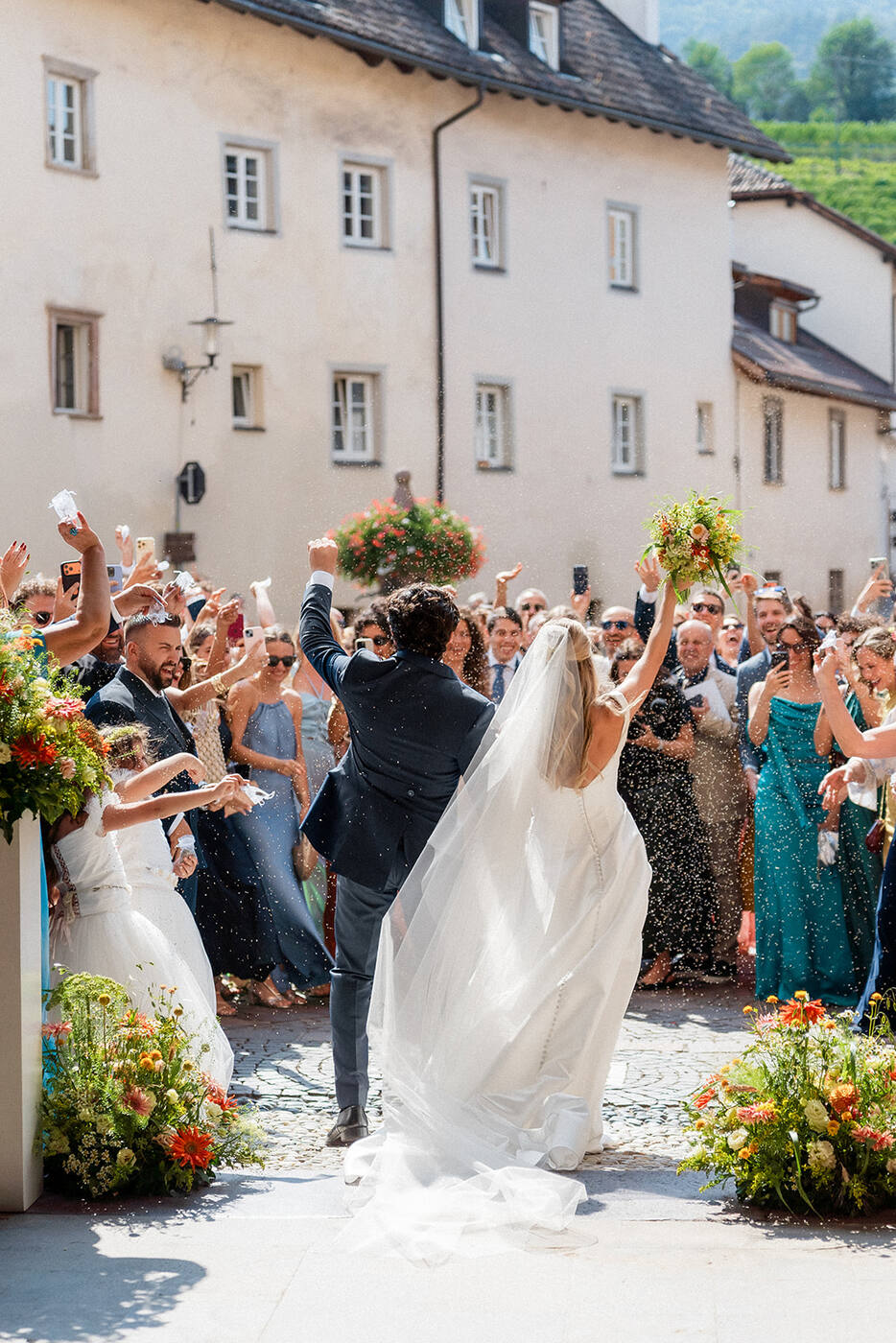 L’uscita degli sposi tra gli invitati