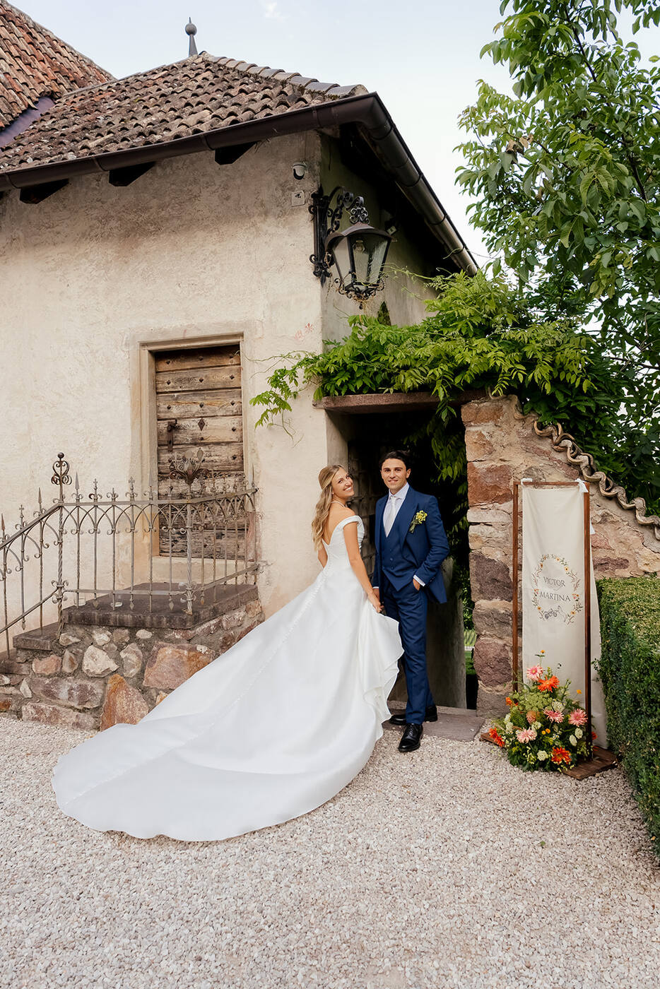 Martina e Victor davanti al castello