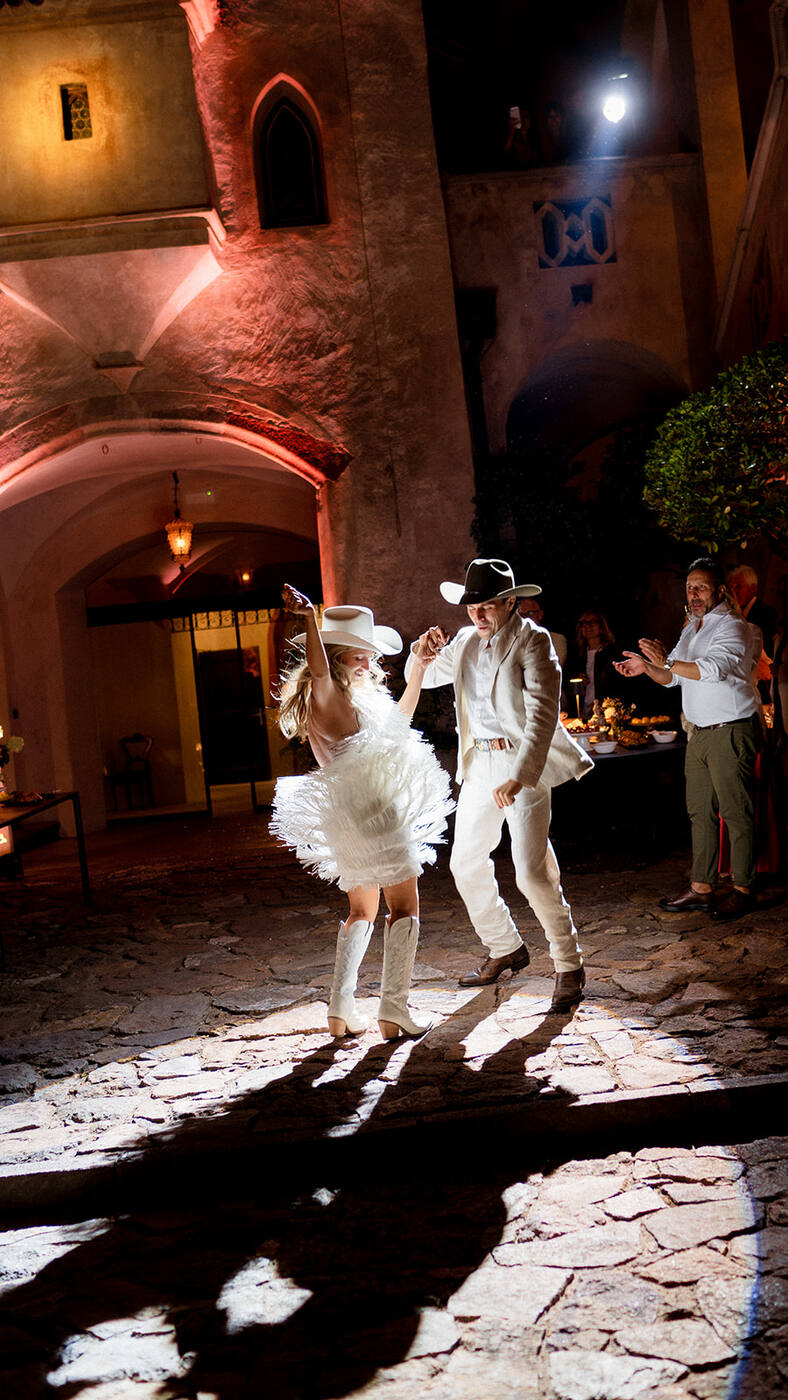 La festa serale nel cortile del castello