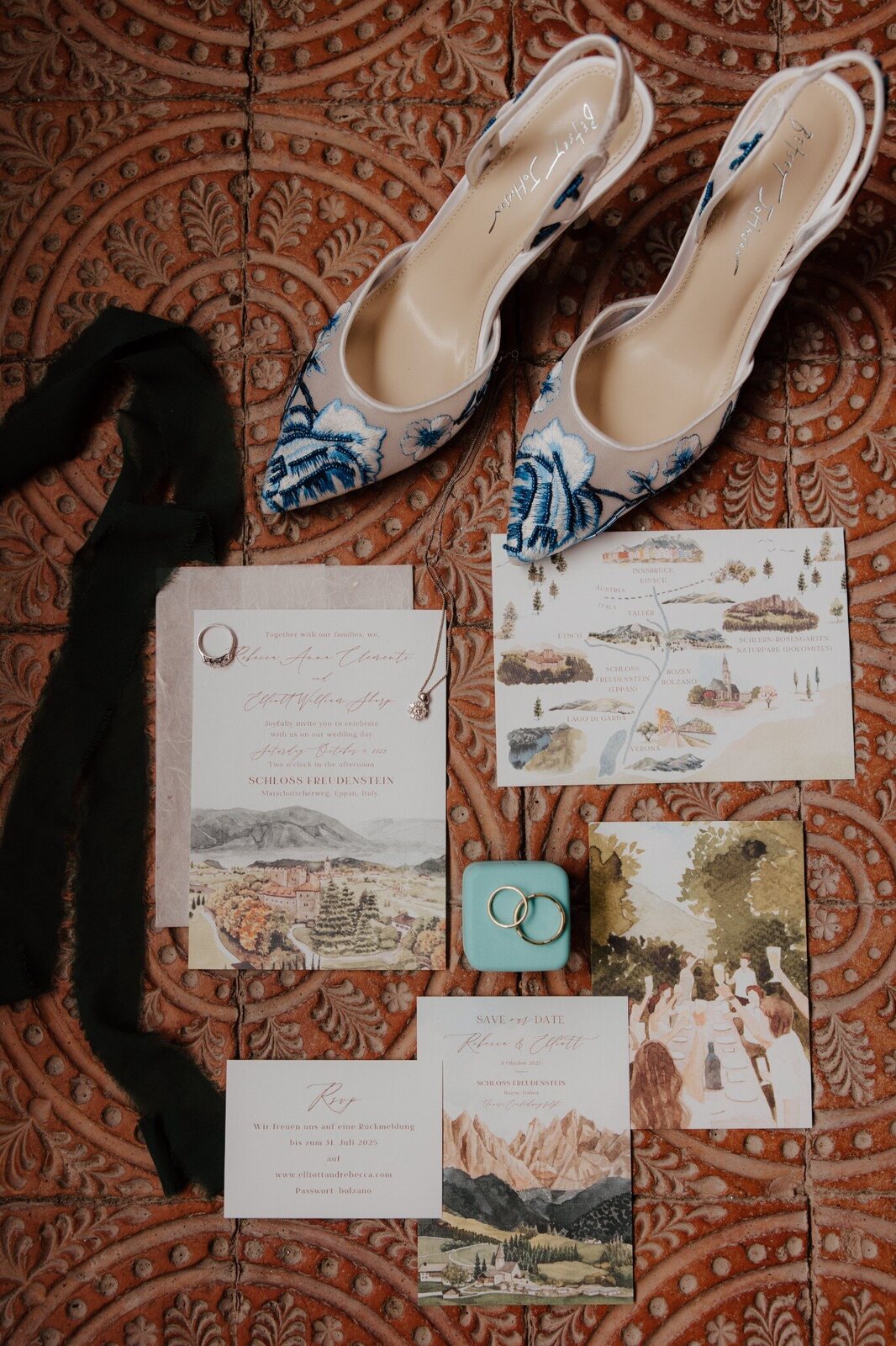 Le scarpe e la stationery del matrimonio