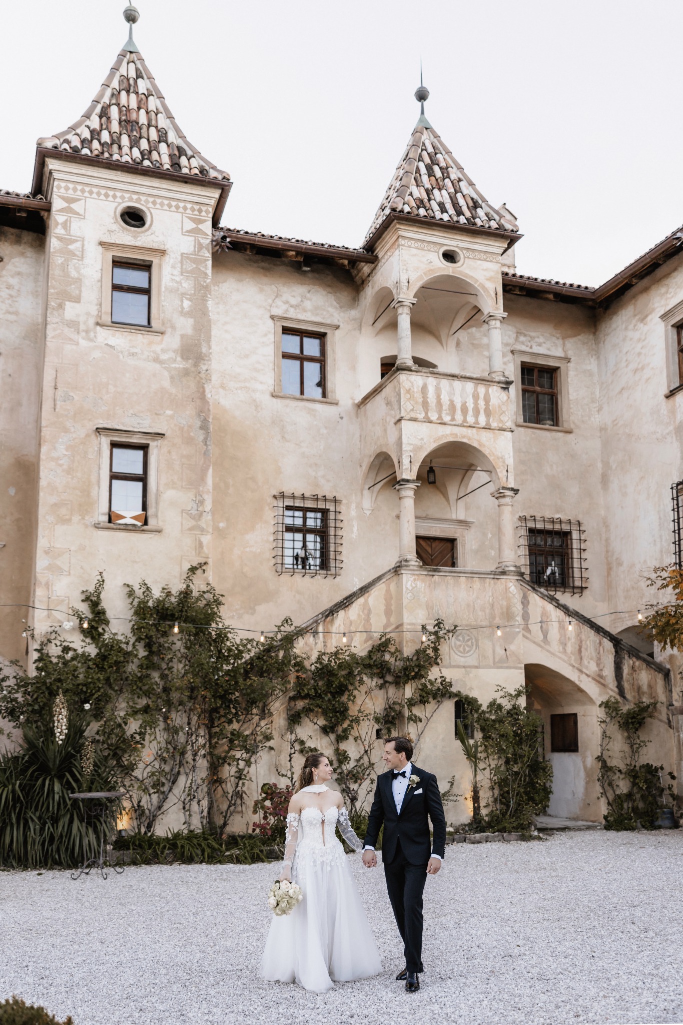 Sanela e Oliver davanti ad Ansitz Zinnenberg