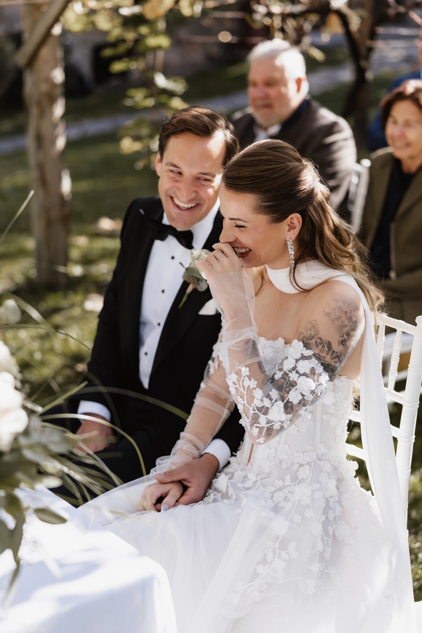 Sanela e Oliver sorridono durante la cerimonia