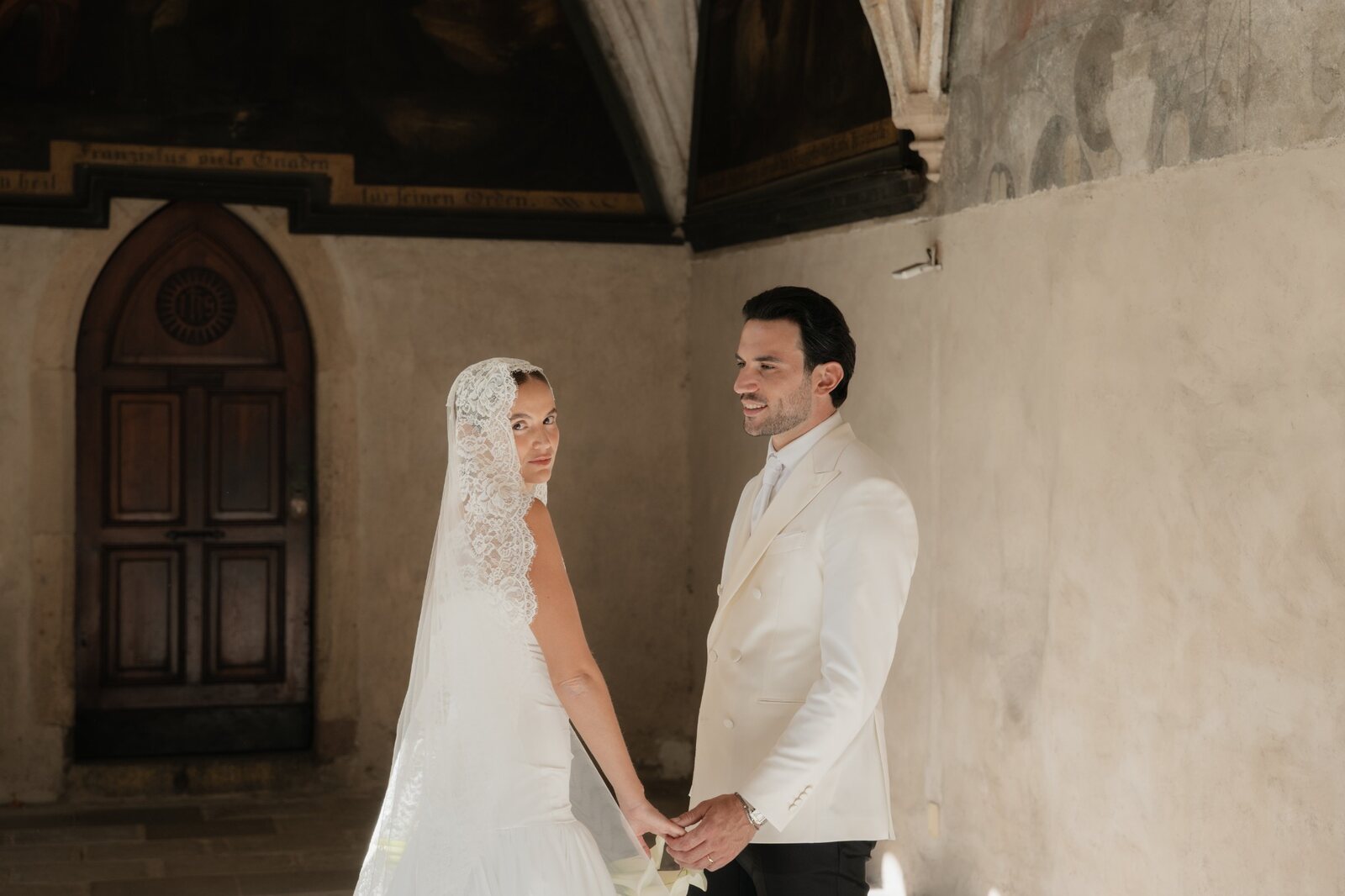 Sara e Luca si tengono per mano a Castel Mareccio