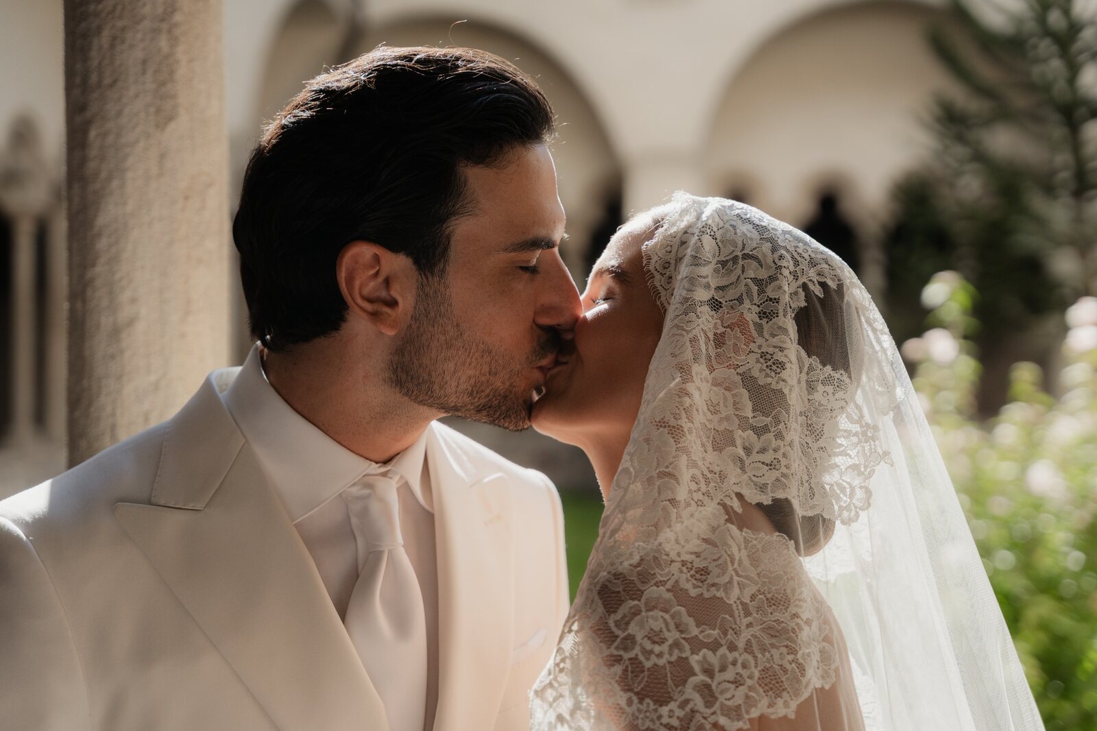 Un bacio tra Sara e Luca nel chiostro