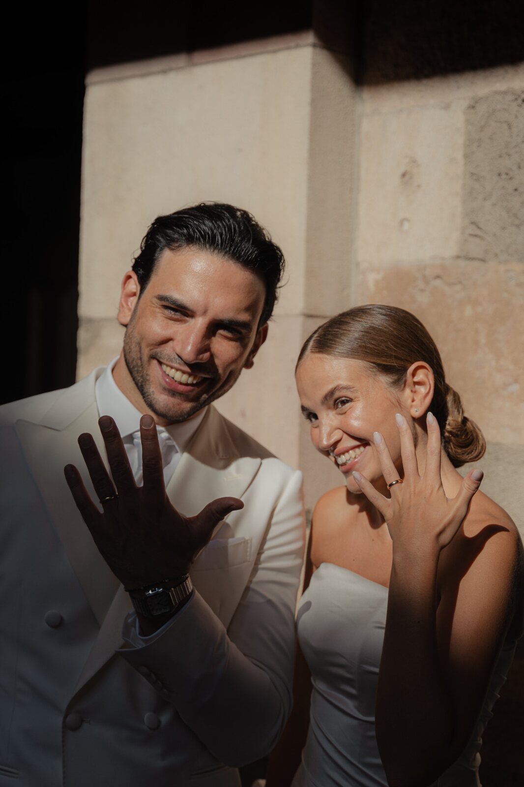Sara e Luca mostrano le fedi