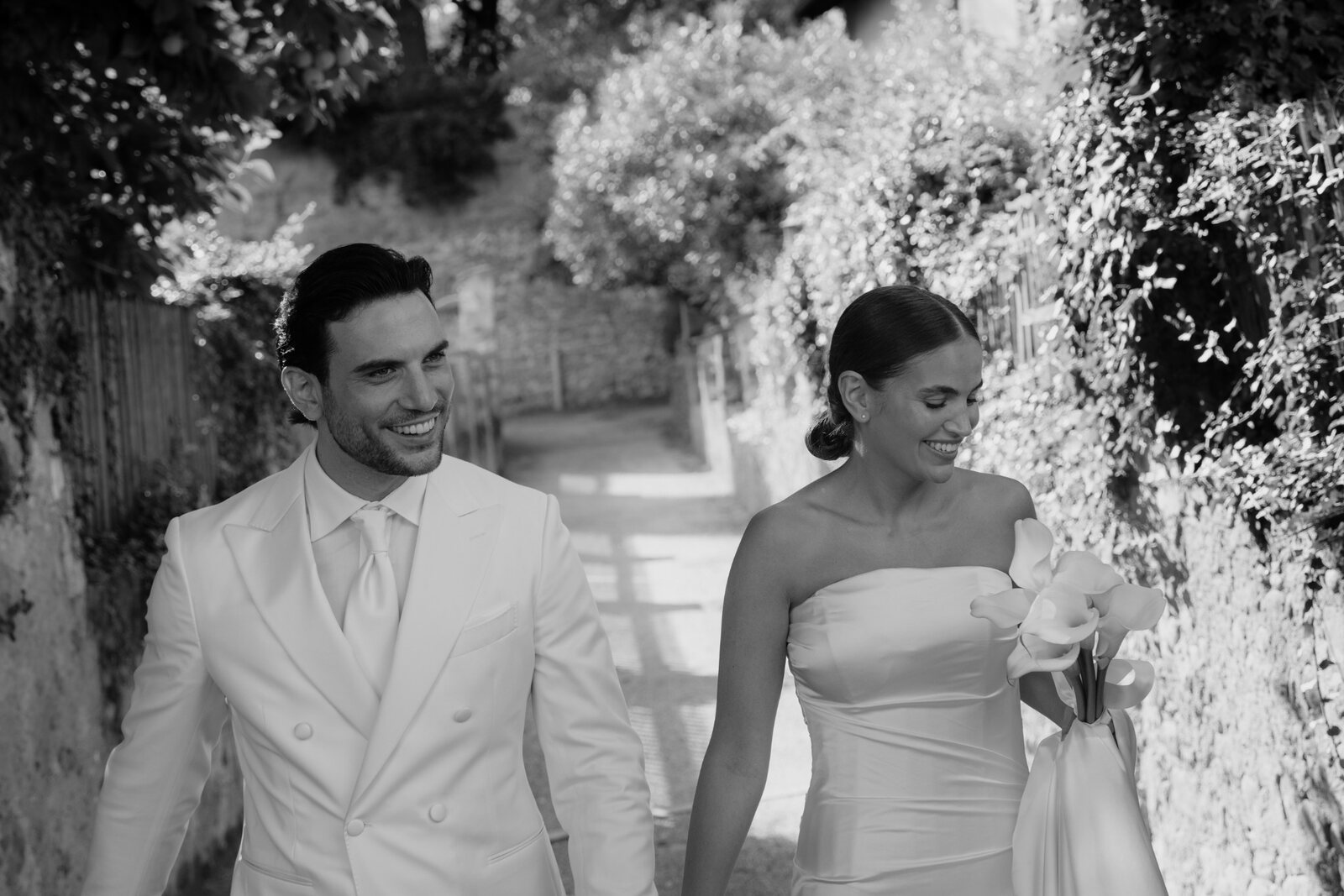 Sara e Luca passeggiano insieme