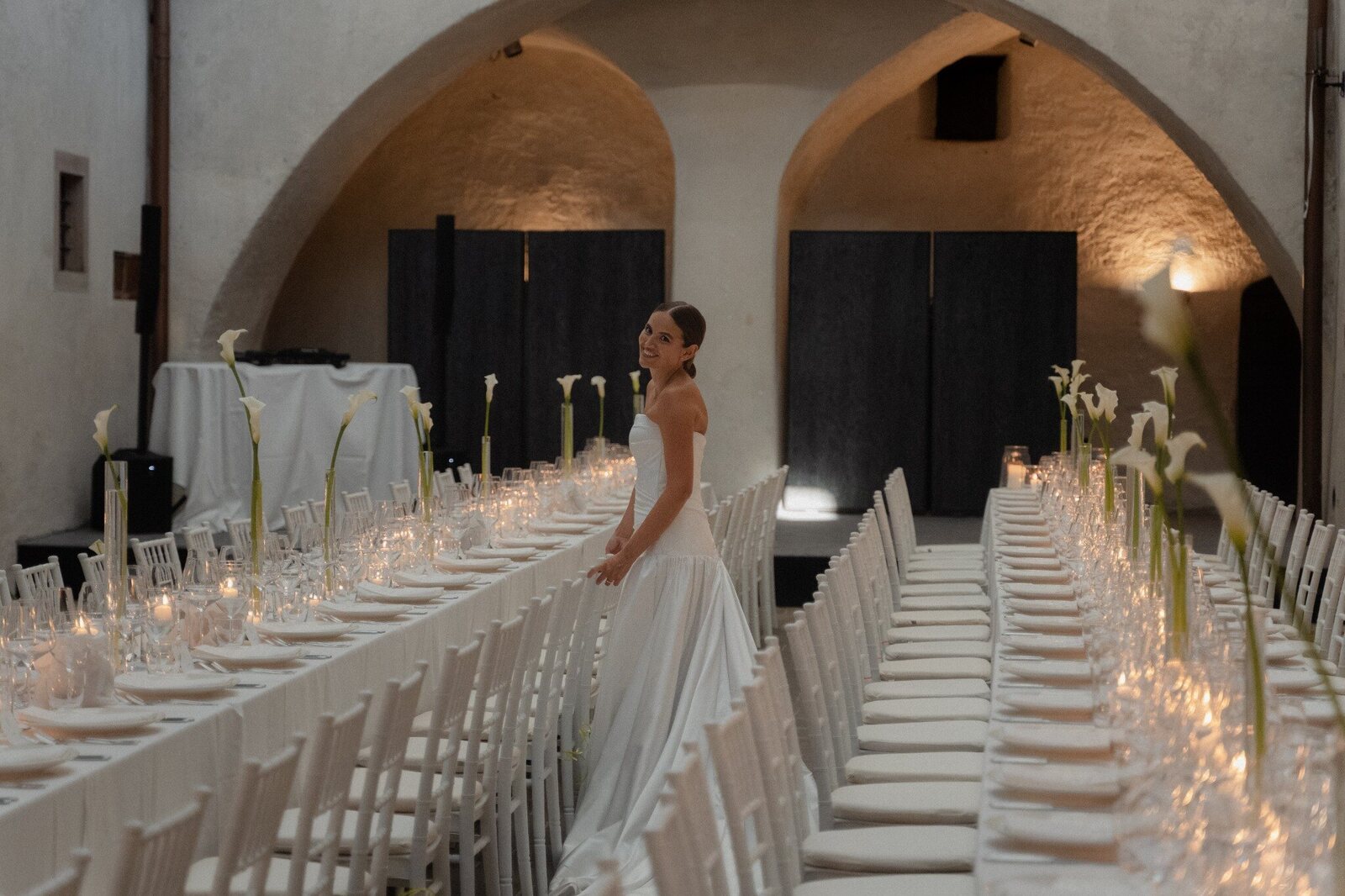 Sara tra le tavole allestite per il suo matrimonio a Castel Mareccio