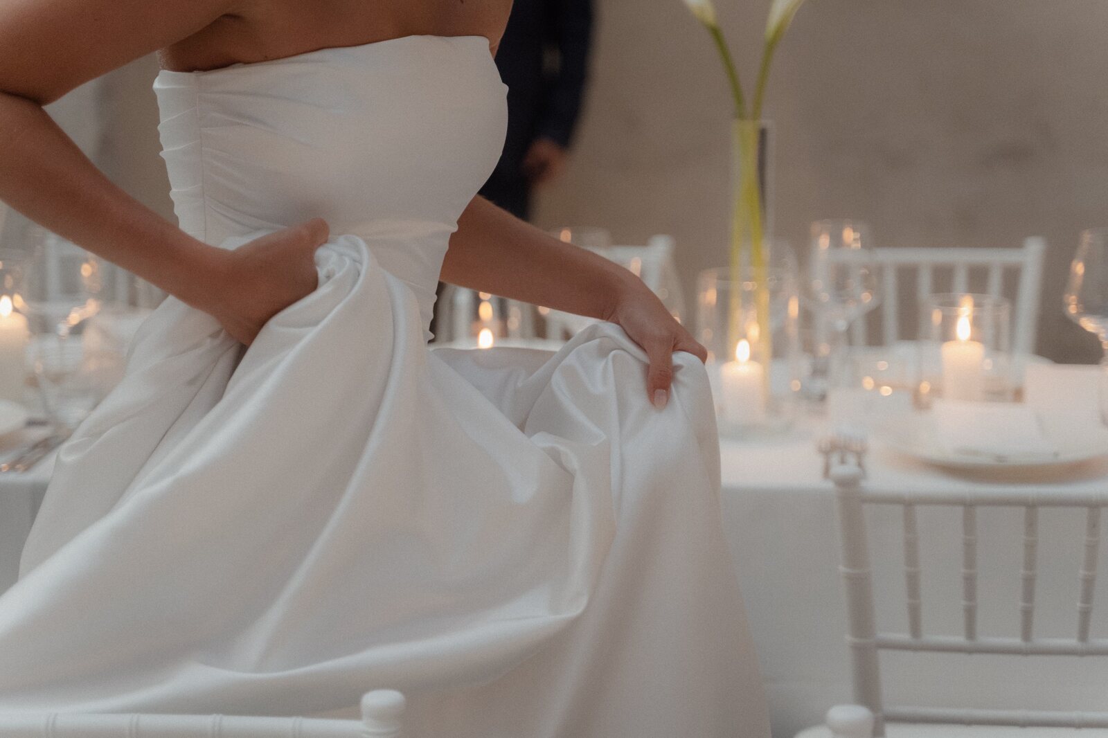 Dettaglio dell’abito di Sara e della tavola total white