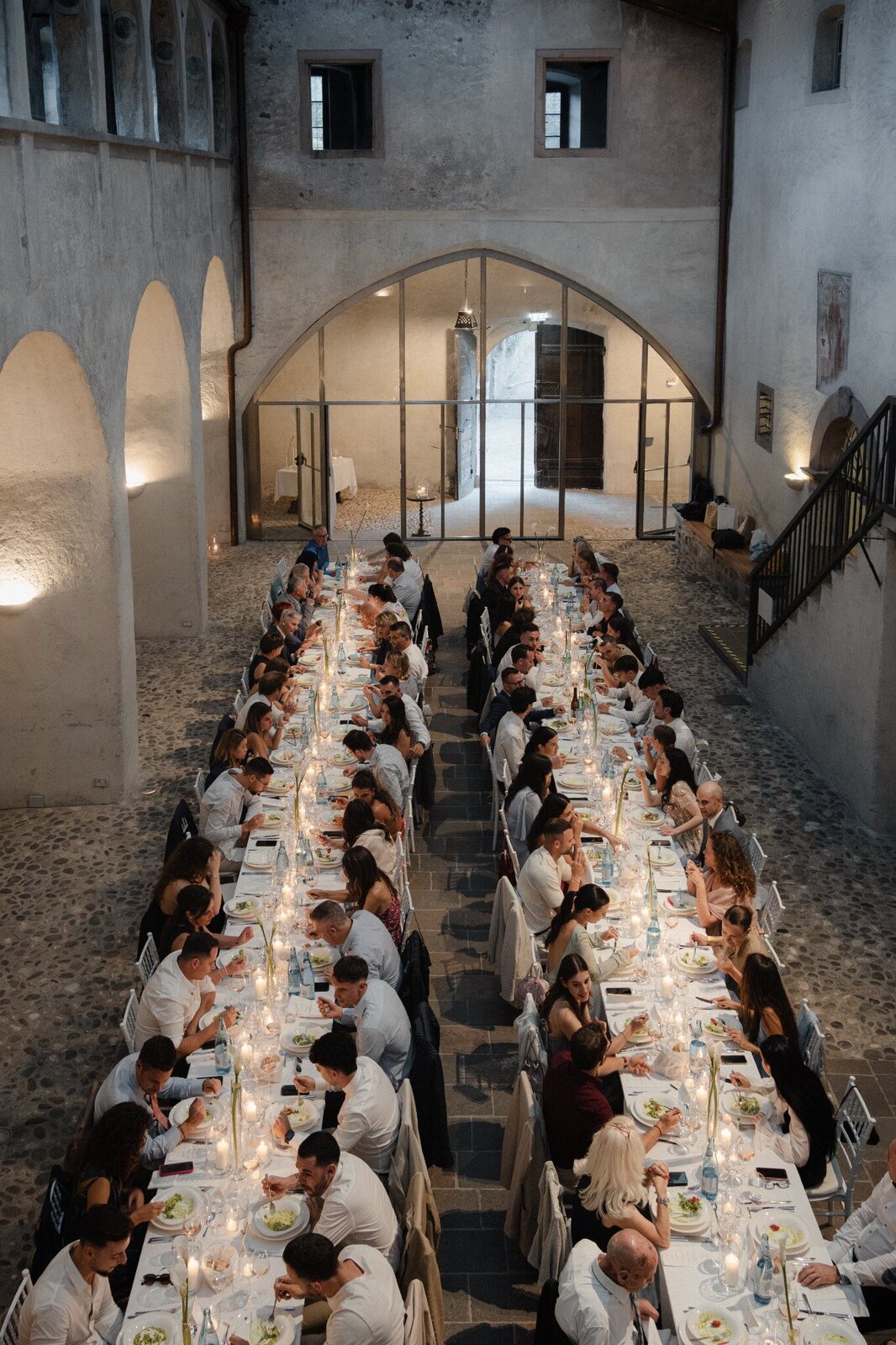 La cena nel cortile di Castel Mareccio vista dall’alto