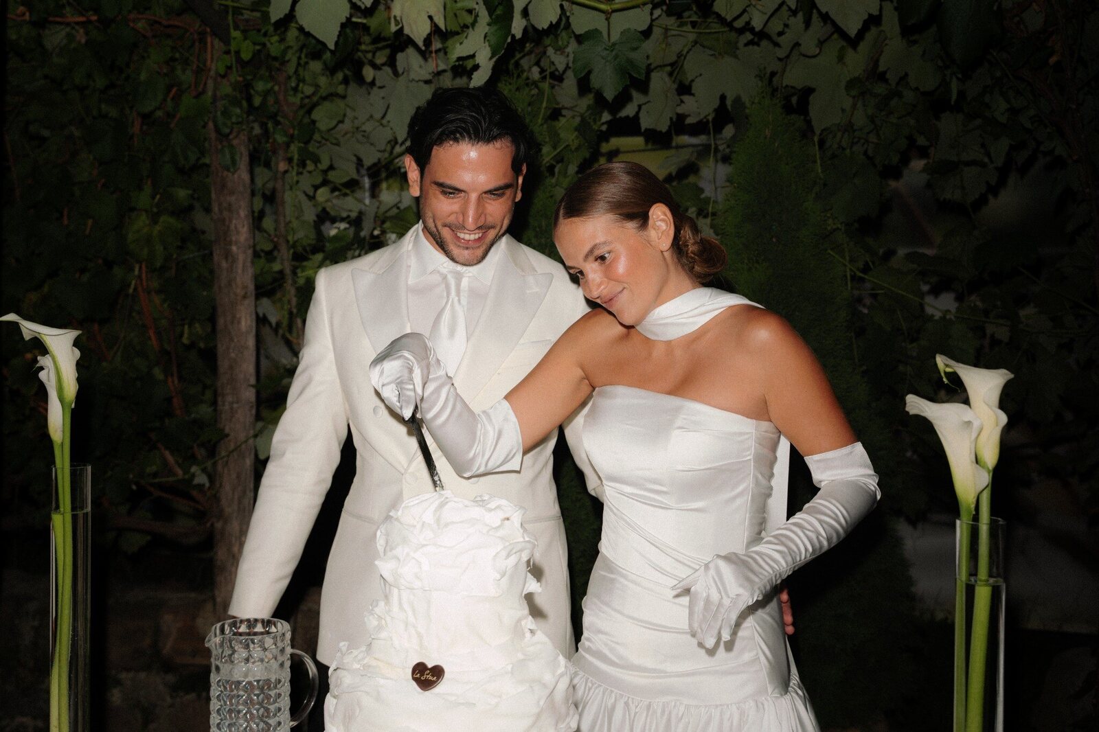 Sara e Luca tagliano la torta insieme