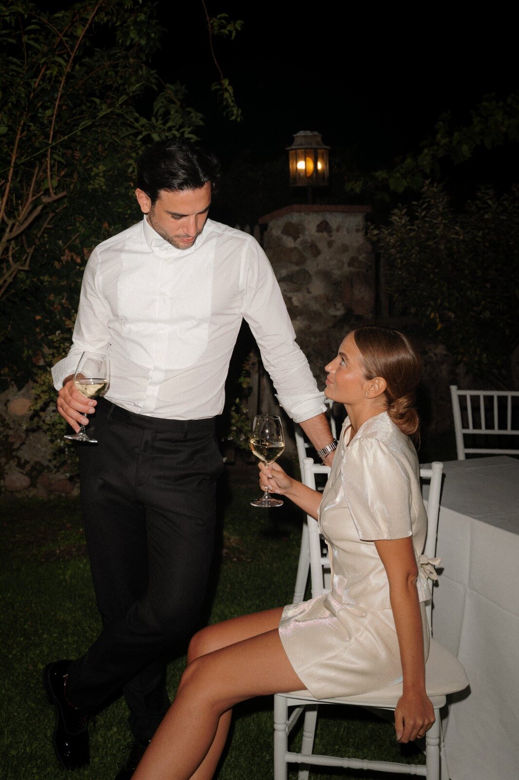 Un momento spontaneo di Sara e Luca durante la sera