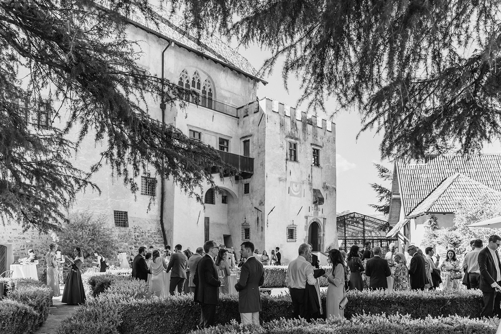Guests in the garden of Schloss Freudenstein