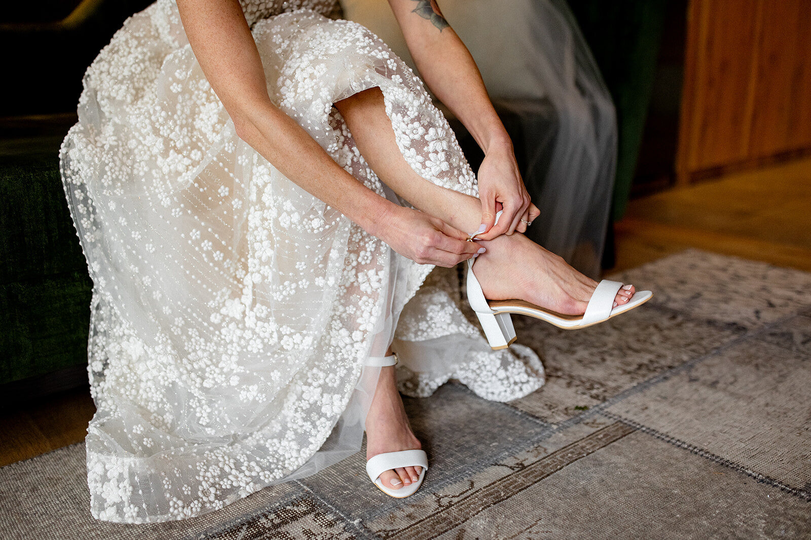 Lindsey indossa le scarpe prima della cerimonia