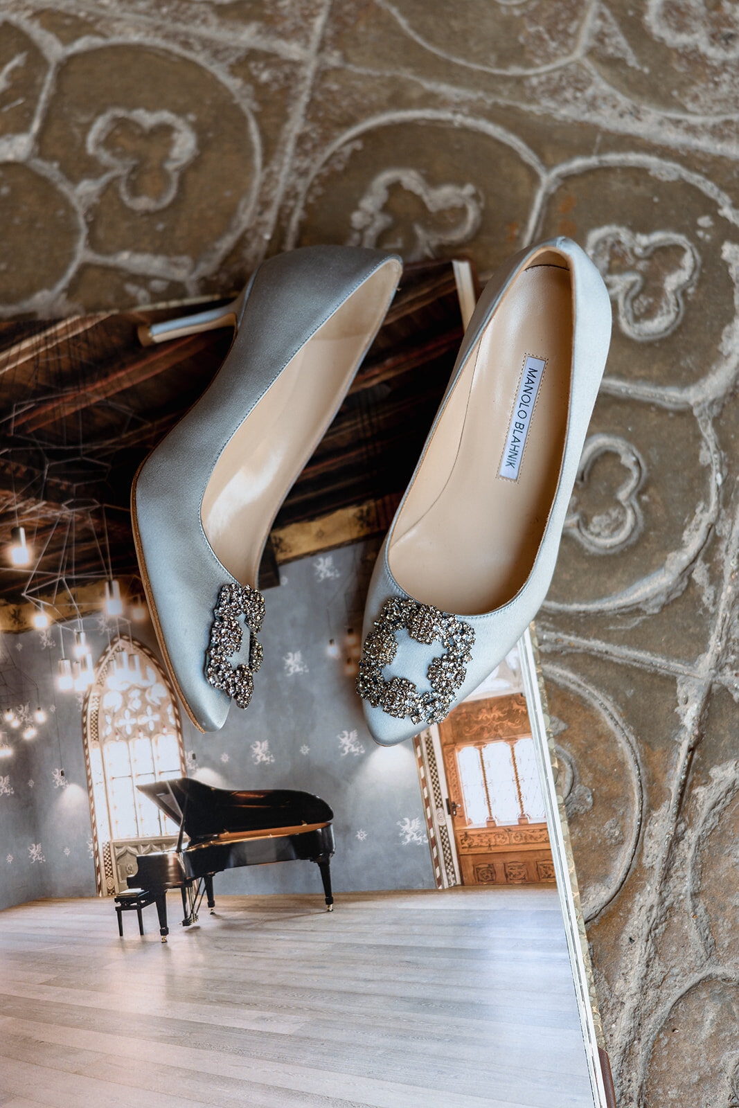 Le scarpe di Valentina accanto al pianoforte