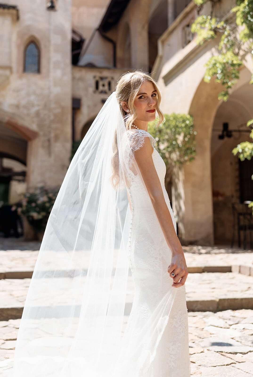 Valentina nel cortile del castello