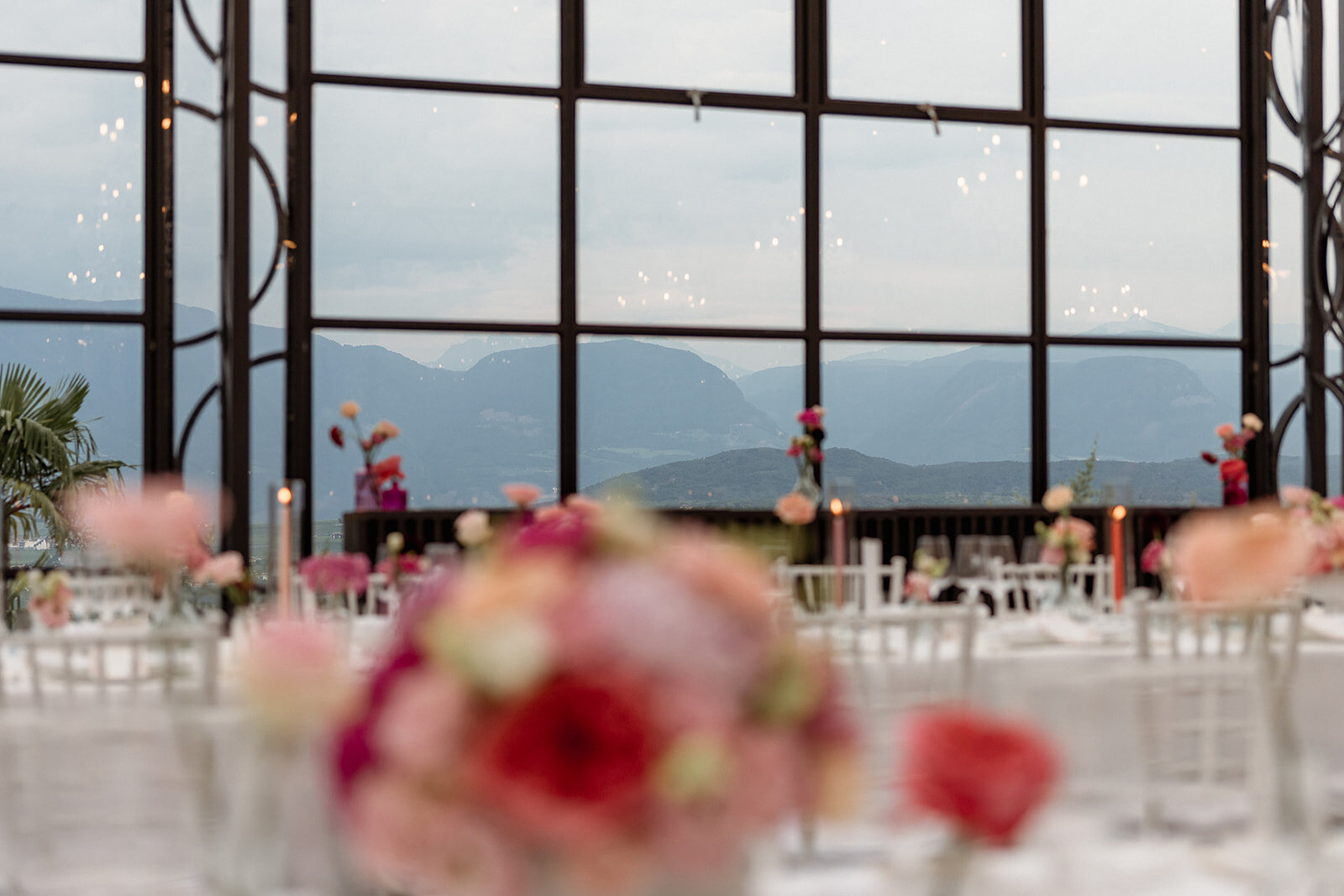 L’allestimento dell’Orangerie con vista sulle montagne