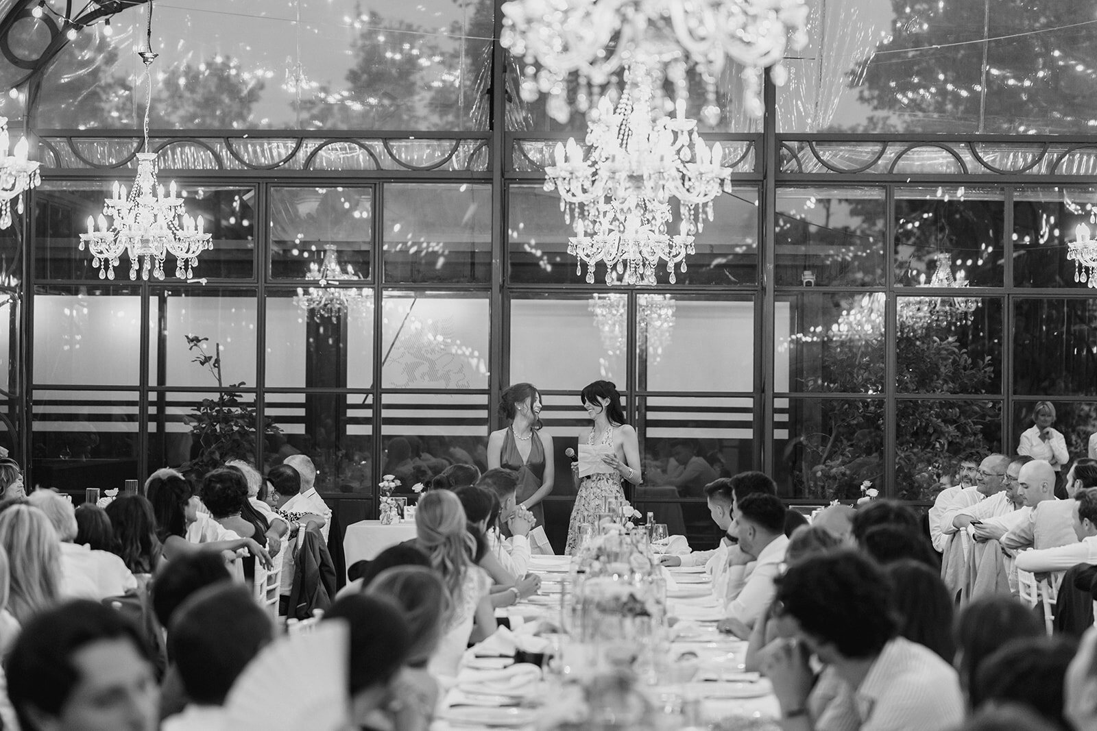 Un momento della cena sotto i lampadari dell’Orangerie
